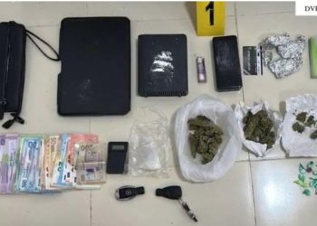 Trafikonin drogë në Korçë/ Në pranga burrë dhe grua, arrestohet edhe bashkëpunëtori i tyre, kanabisi fshihej në parukerinë e 43-vjeçares