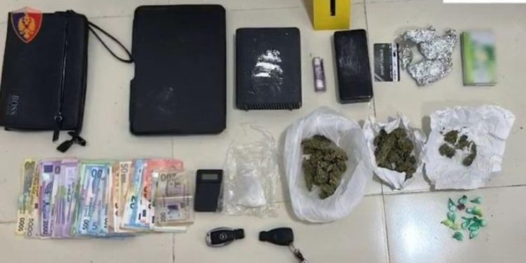 Trafikonin drogë në Korçë/ Në pranga burrë dhe grua, arrestohet edhe bashkëpunëtori i tyre, kanabisi fshihej në parukerinë e 43-vjeçares