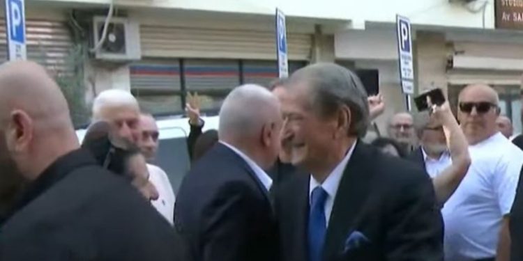 Në zbatim të masës “detyrim paraqitje”, Sali Berisha paraqitet në Prokurorinë e Posaçme