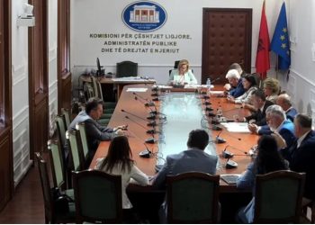 Dogjani përplaset me Bushkën në Komisionin e Ligjeve: Zgjedhjet u manipuluan. Kryetarja: Analizën e bëjnë partitë