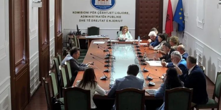 Dogjani përplaset me Bushkën në Komisionin e Ligjeve: Zgjedhjet u manipuluan. Kryetarja: Analizën e bëjnë partitë