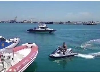 EMRAT/ Po luanin me “jet ski” te Shkëmbi i Kavajës dhe ranë në ujë, identifikohet viktima, partnerja në gjendje të rëndë!