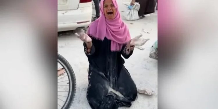 Situatë e dhimbshme në Gaza/ Mielli derdhet në tokë gjatë transportit, gruaja shpërthen në lot: Po na lini të vdesim nga uria