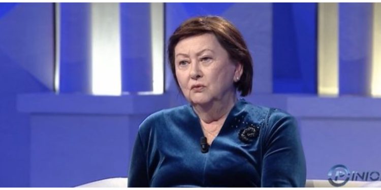 Takimi i parë me Nënë Terezën pasi fitoi Nobelin/ Liri Berisha: M’u duk e pabesueshme, si ka mundësi që kjo nobeliste të ulet të lajë parketin