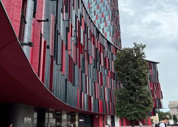 FOTO/ Dueli Shqipëri- Serbi konsiderohet ndeshje e një rrezikshmërie të lartë/ Nis çmontimi i lokaleve rreth stadiumit, largohen karriget, xhamat dhe çadrat