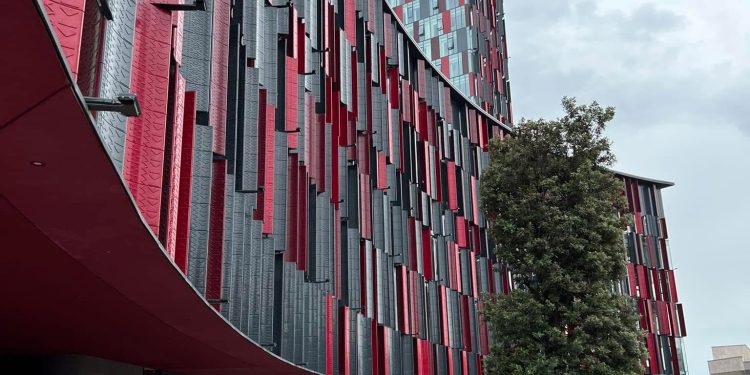 FOTO/ Dueli Shqipëri- Serbi konsiderohet ndeshje e një rrezikshmërie të lartë/ Nis çmontimi i lokaleve rreth stadiumit, largohen karriget, xhamat dhe çadrat