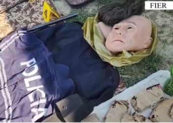 Shisnin armë për aktivitete kriminale/ Maska me fytyrë njeriu dhe uniforma policie, çfarë u zbulua gjatë operacionit ku u arrestuan 4 persona