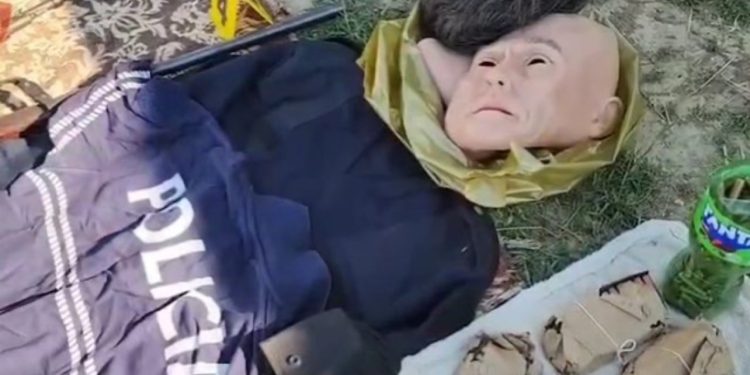 Shisnin armë për aktivitete kriminale/ Maska me fytyrë njeriu dhe uniforma policie, çfarë u zbulua gjatë operacionit ku u arrestuan 4 persona