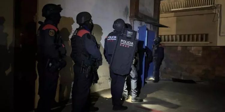 Çmontohen katër organizata kriminale shqiptare në Katalonjë/ Në pranga 50 persona, sekuestrohen drogë e armë! Anëtarët e bandave të armatosur nga frika e rivalëve