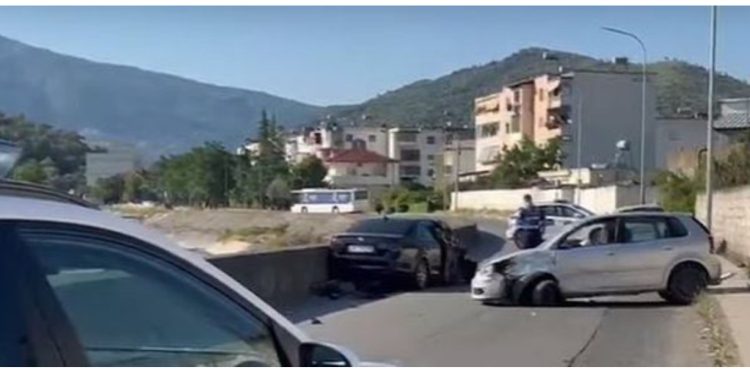 Detaje nga aksidenti i trefishtë në Elbasan/ 30-vjeçari me plagë në kokë transportohet drejt spitalit të Traumës në Tiranë
