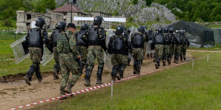FOTO/ Ushtarët amerikanë në stërvitje të përbashkët me FA-të e Shqipërisë dhe Kosovës në Bizë, Ambasada e SHBA-ve: Shembull i angazhimit