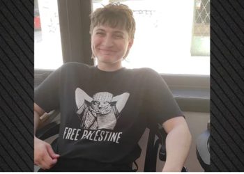 Në të shkruhej “Palestina e Lirë”, turistët izraelitë i kërkojnë kamarieres në Kretë që të ndërrojë bluzën në mënyrë që t’i lënë bakshish