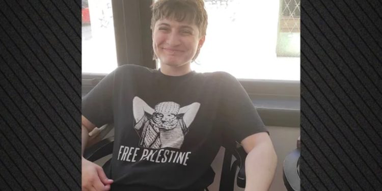 Në të shkruhej “Palestina e Lirë”, turistët izraelitë i kërkojnë kamarieres në Kretë që të ndërrojë bluzën në mënyrë që t’i lënë bakshish