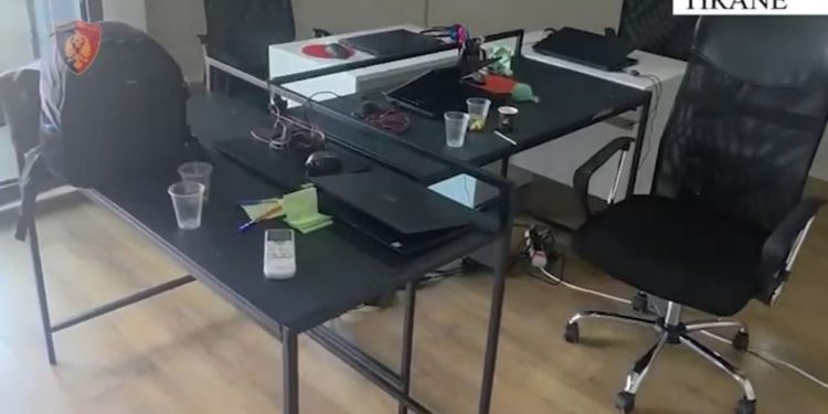 EMRAT/ Mashtronin të huajt për të investuar në bursa fiktive, arrestohen dy administratorët e një “call center”-i në Tiranë