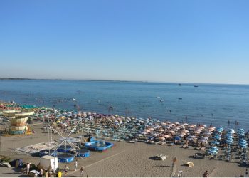 Çelja e sezonit turistik në Shëngjin/ Aksion nga Rana e Hedhun për lirimin e hapësirave publike në bregdet, u konstatuan disa shkelje nga operatorë privatë