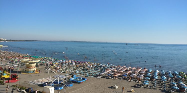 Çelja e sezonit turistik në Shëngjin/ Aksion nga Rana e Hedhun për lirimin e hapësirave publike në bregdet, u konstatuan disa shkelje nga operatorë privatë