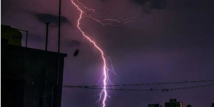 E rëndë në Ersekë/ 65-vjeçari goditet nga rrufeja, ndërron jetë në vend