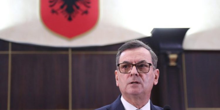 Paligjshmëritë e Sokol Sadushit për të rrëmbyer mandatin e anëtares së Kushtetueses Sonila Bejtja