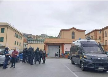 Kaos në burgun e Xhenovës/ Dhjetëra të burgosur dalin jashtë qelive, plagosen dy oficerë policie