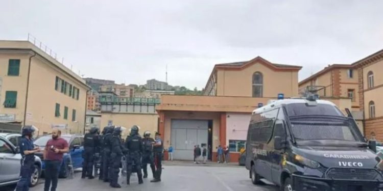 Kaos në burgun e Xhenovës/ Dhjetëra të burgosur dalin jashtë qelive, plagosen dy oficerë policie