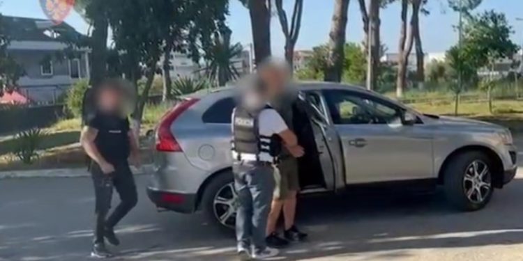 EMRAT/ Kultivuan kanabis dhe posedonin armë zjarri, vihen në pranga dy vëllezër në Fier