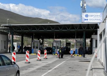 Kërcet arma në doganë, i riu me mallra kontrabandë tenton t’i ikë policisë