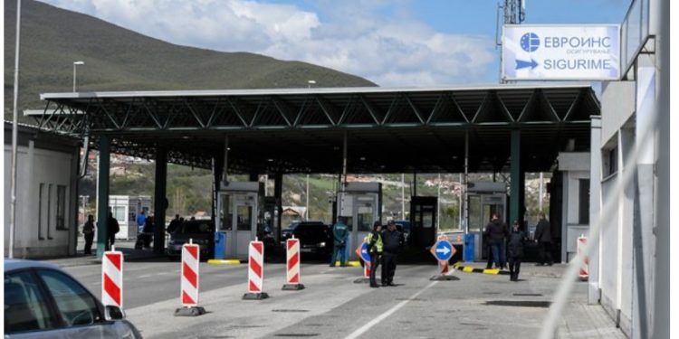 Kërcet arma në doganë, i riu me mallra kontrabandë tenton t’i ikë policisë