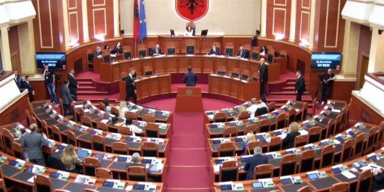 Tensione në Kuvend, Spiropali përjashton Nokën nga seanca: Nuk lejoj këtu zaptim të foltores! Ndërpritet seanca