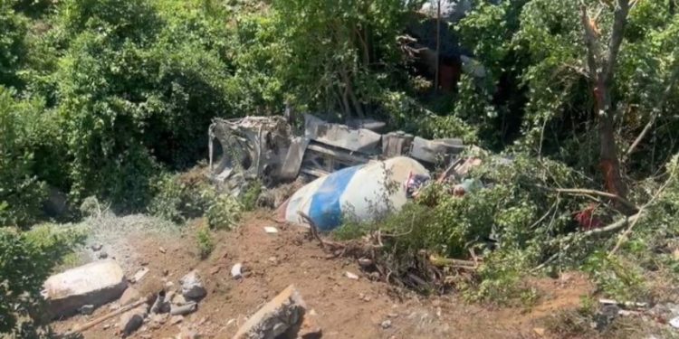 FOTO/ Aksident i rëndë në Ulëz, betonierja përfundon në humnerë