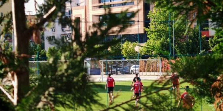 Gazetari serb spiunon përgatitjet e kombëtares shqiptare…! – SHIKO VIDEON EKSKLUZIVE