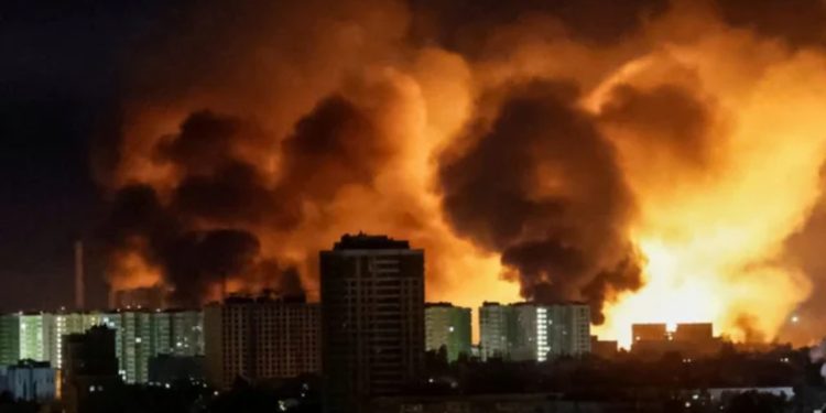 Rusia sulmon Kievin me raketa balistike dhe dronë, shpërthime në shumë zona të Ukrainës