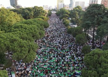 VIDEO/ Qindra besimtarë falën namazin e Kurban Bajramit, pamje nga bulevardi “Dëshmorët e Kombit”