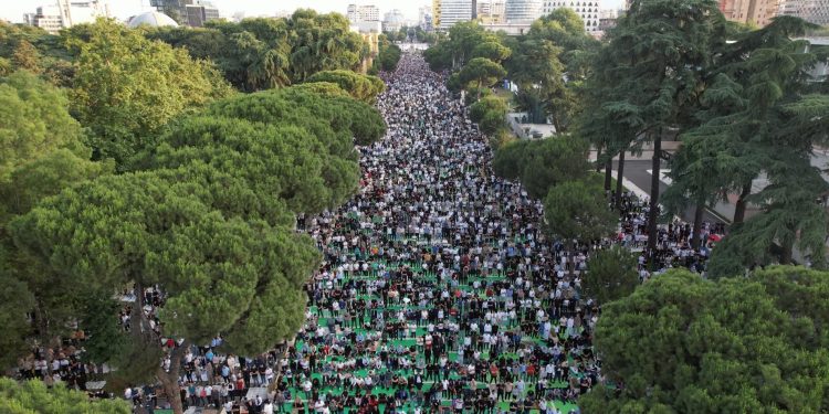VIDEO/ Qindra besimtarë falën namazin e Kurban Bajramit, pamje nga bulevardi “Dëshmorët e Kombit”