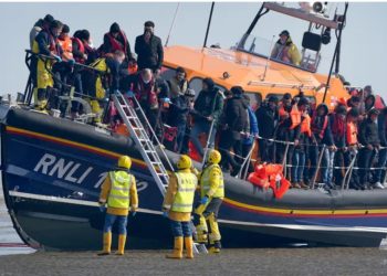 SKEMA/ Bandat kriminale shpikin metodën e re për tu futur në Angli, ja ku i fusin emigrantët për të kaluar kufirin