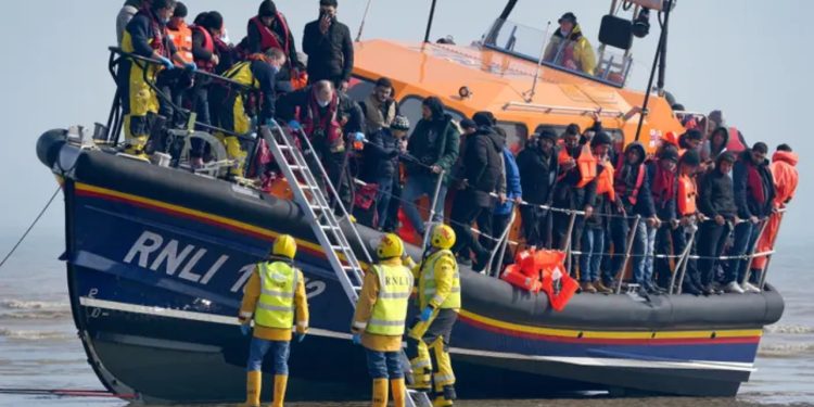 SKEMA/ Bandat kriminale shpikin metodën e re për tu futur në Angli, ja ku i fusin emigrantët për të kaluar kufirin