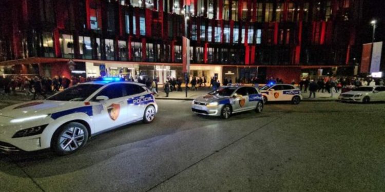 Masat e sigurisë për ndeshjen Shqipëri- Serbi, policia njofton kufizimet e reja të rrugëve rreth hotelit të ekipit serb