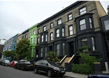 Banorëve të Notting Hill u vjen në majë të hundës me turistët, lyjnë fasadat e banesave të tyre me të zezë: Ngjyrat janë tërheqëse për të bërë foto për rrjetet sociale!