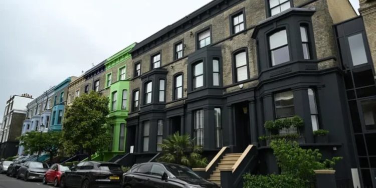 Banorëve të Notting Hill u vjen në majë të hundës me turistët, lyjnë fasadat e banesave të tyre me të zezë: Ngjyrat janë tërheqëse për të bërë foto për rrjetet sociale!