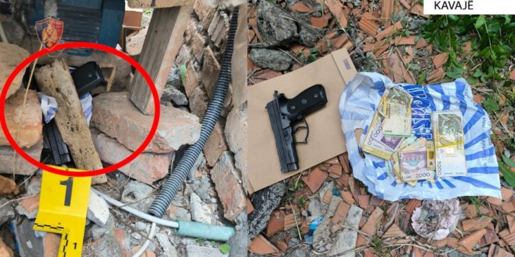 FOTO/ Plagosja e dyfishtë në Rrogozhinë/ Gjendet e fshehur në mur arma e krimit 
