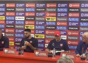 Trajneri serb përplaset me gazetarin në Tiranë: Nuk më intereson…