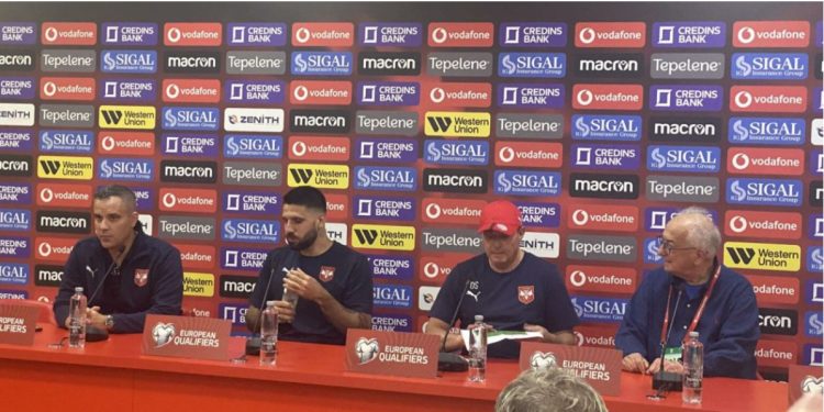 Trajneri serb përplaset me gazetarin në Tiranë: Nuk më intereson…