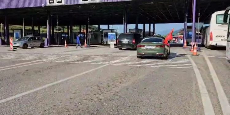 Pushues dhe tifozë të kombëtares, fluks i madh kalimesh në pikën kufitare të Morinës