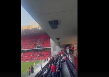 VIDEO/ Atmosferë elektrizuese në “Arenën Kombëtare”, tifozët kuqezinjë këndojnë këngën Mora Fjalë