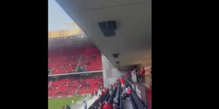 VIDEO/ Atmosferë elektrizuese në “Arenën Kombëtare”, tifozët kuqezinjë këndojnë këngën Mora Fjalë