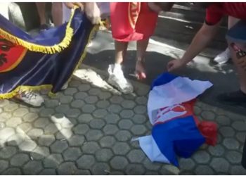 VIDEO/ Nuk ndalen tifozët shqiptarë, shikoni si shkrumbojnë flamurin serb
