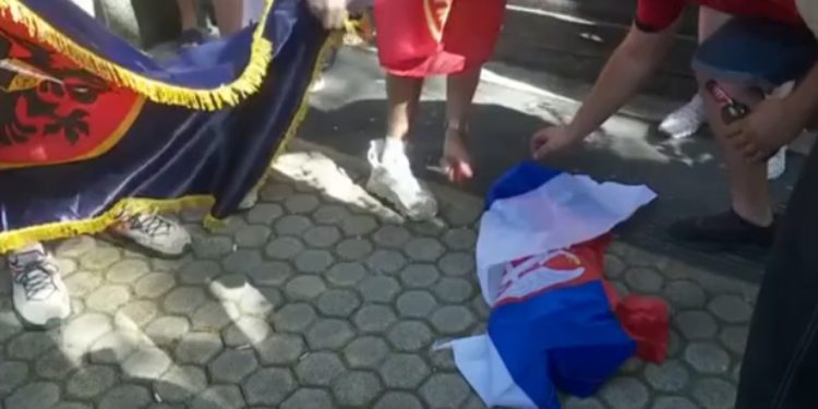 VIDEO/ Nuk ndalen tifozët shqiptarë, shikoni si shkrumbojnë flamurin serb