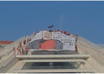 FOTOLAJM/ Ndeshja Shqipëri-Serbi, tifozët kuqezinjë: Hasmi i vjetër nuk bëhet mik i ri