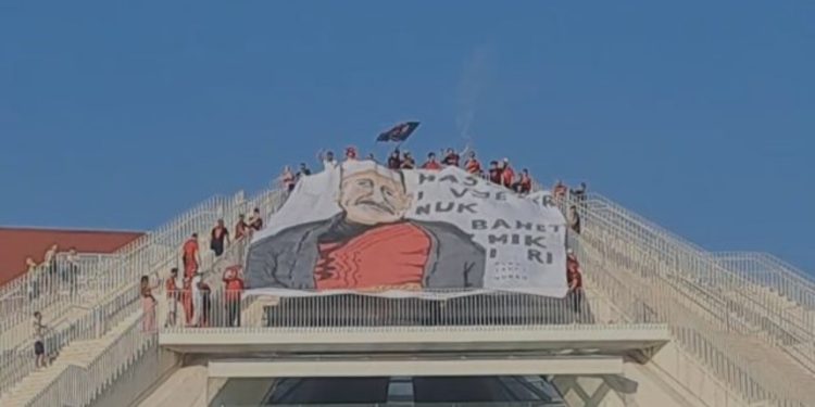 FOTOLAJM/ Ndeshja Shqipëri-Serbi, tifozët kuqezinjë: Hasmi i vjetër nuk bëhet mik i ri