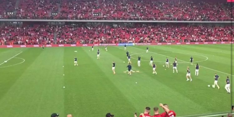 VIDEO/ Me këngën e Adem Jasharit në sfond, shikoni si pritet kombëtarja serbe në fushë