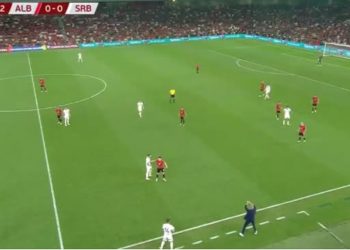 Tensione në stadium, thirrje tifozëve: Mos hidhni sende në fushë